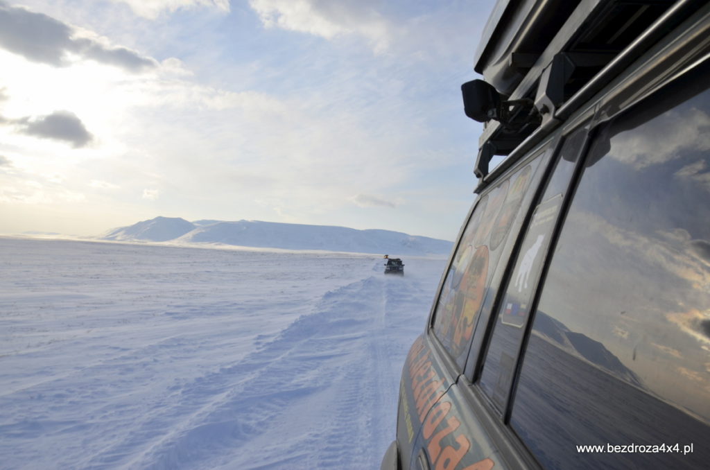 Дорога через Урал и вдоль Оби, после зимников в Лабытнагу или Надым - в зависимости от прогнозов погоды и текущих условий